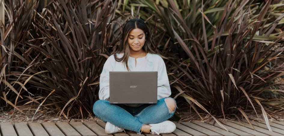 woman-sitting-laptop