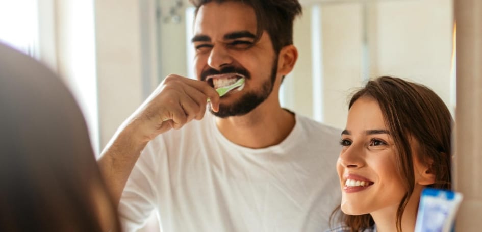 couple-brushing-teeth